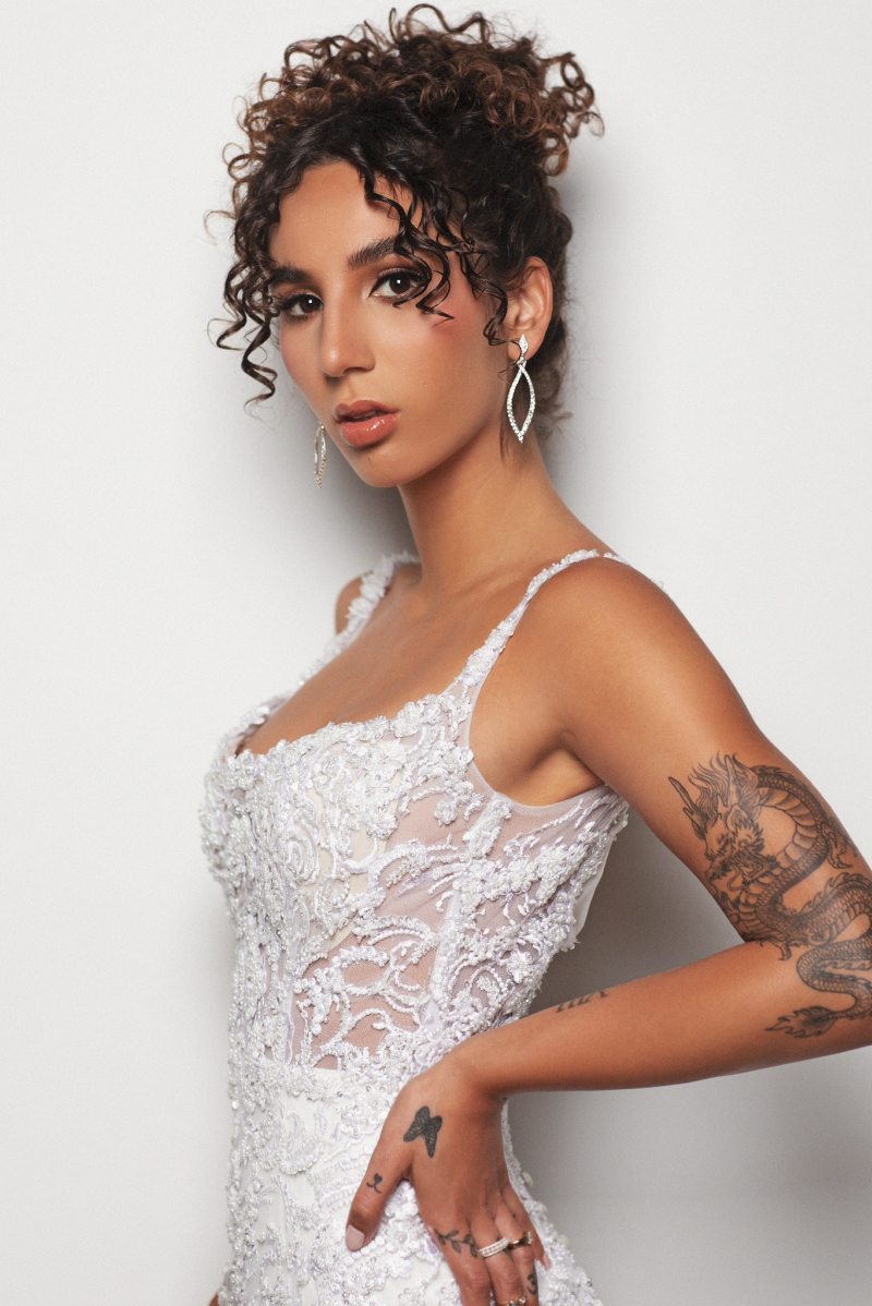 Modelo usa vestido de novia de Angies Novias